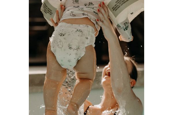 bébé en couche dans une piscine